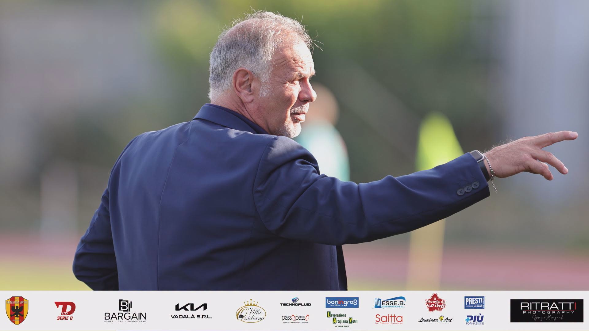 Giacomo Modica dà indicazioni a bordo campo durante Igea–Ragusa del 18 ottobre 2026.