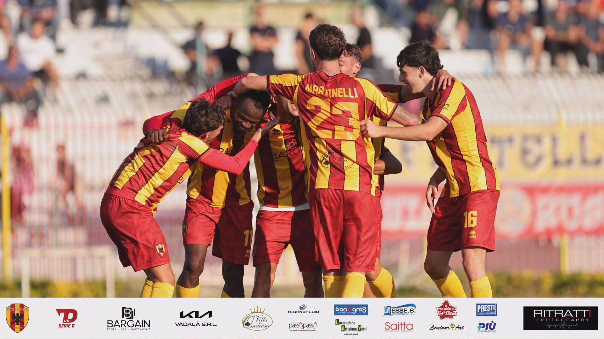 I calciatori della Nuova Igea Virtus festeggiano sul campo durante la partita con il Ragusa del 18 ottobre 2026.
