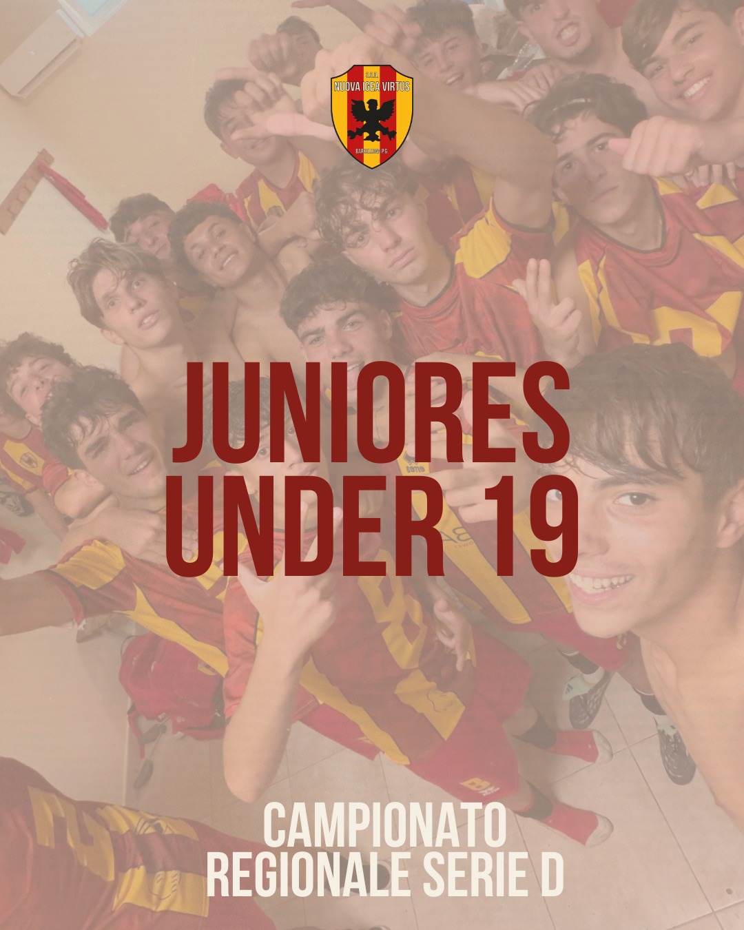 Grafica ufficiale Juniores Under 19 con un selfie del gruppo e testo rosso sovrapposto.