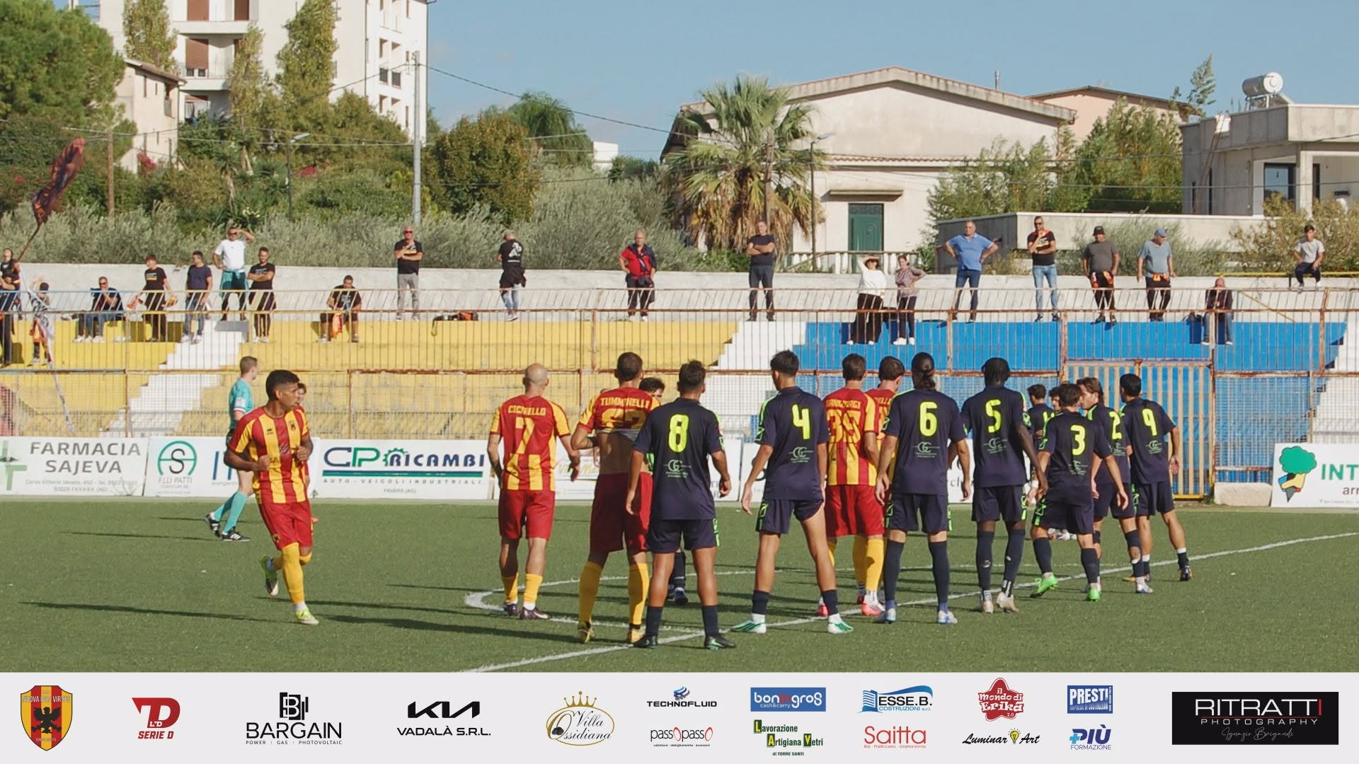 Calciatori delle due squadre sul campo prima di una fase di gioco a Favara, l’11 ottobre 2026.