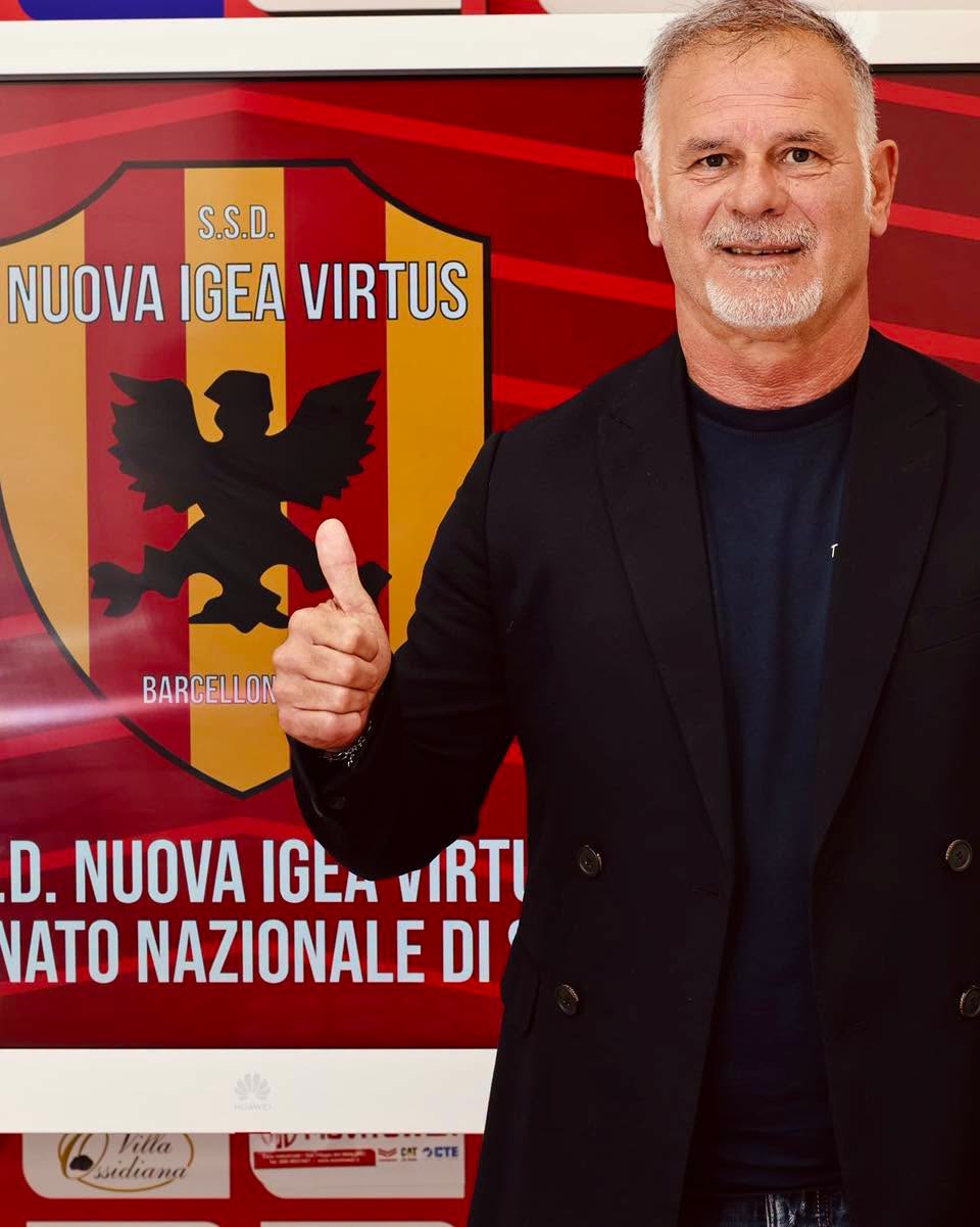 Giacomo Modica in blazer davanti allo stemma Nuova Igea Virtus nella foto pubblicata dal club il 15 ottobre 2026.