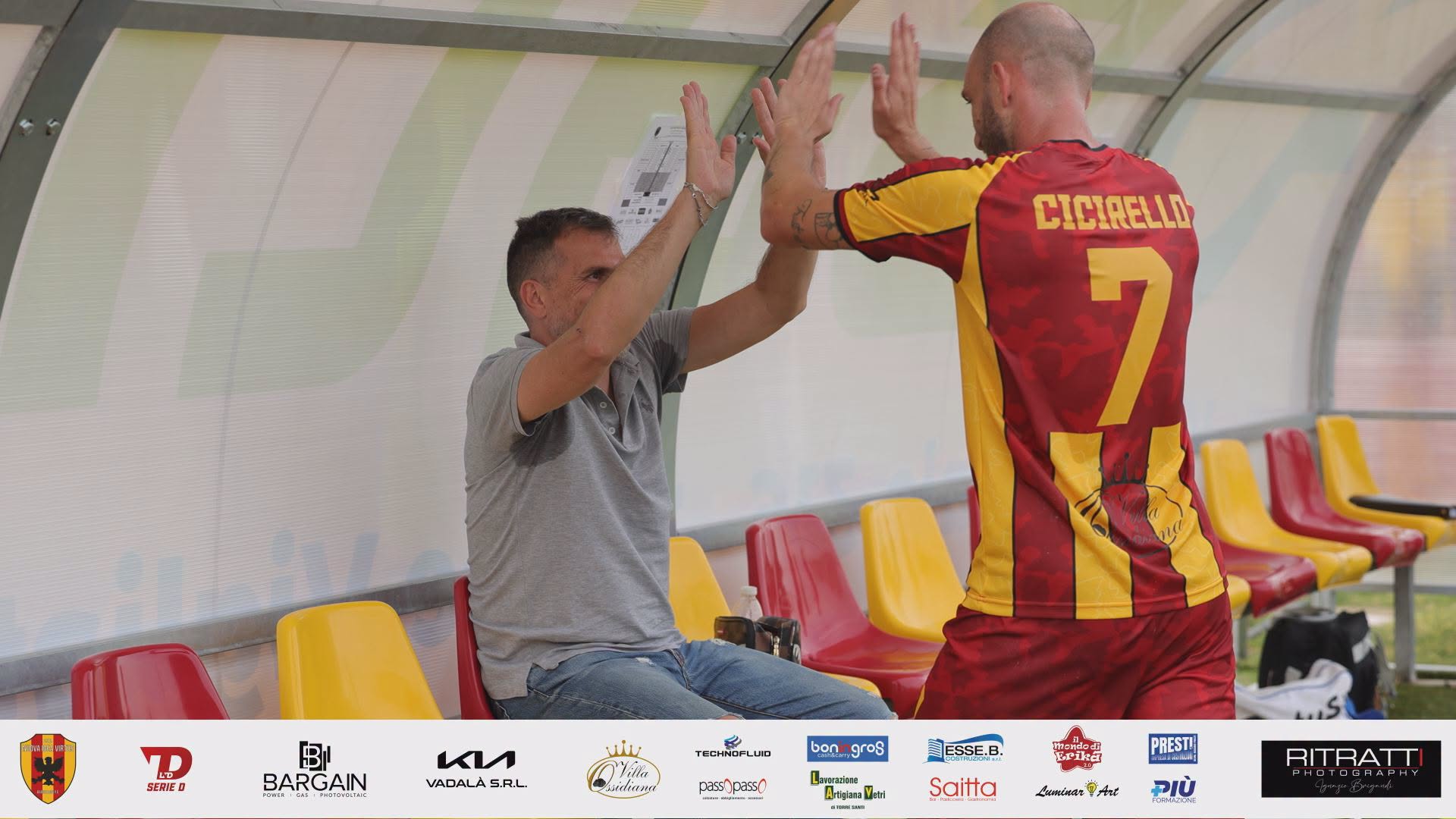 Un calciatore giallorosso festeggia davanti alla panchina durante la gara di Coppa Igea–Reggina del 7 ottobre 2026.